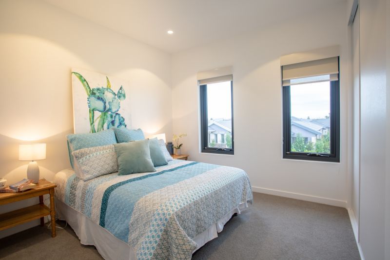 Light-filled ground floor apartment with lagoon views!