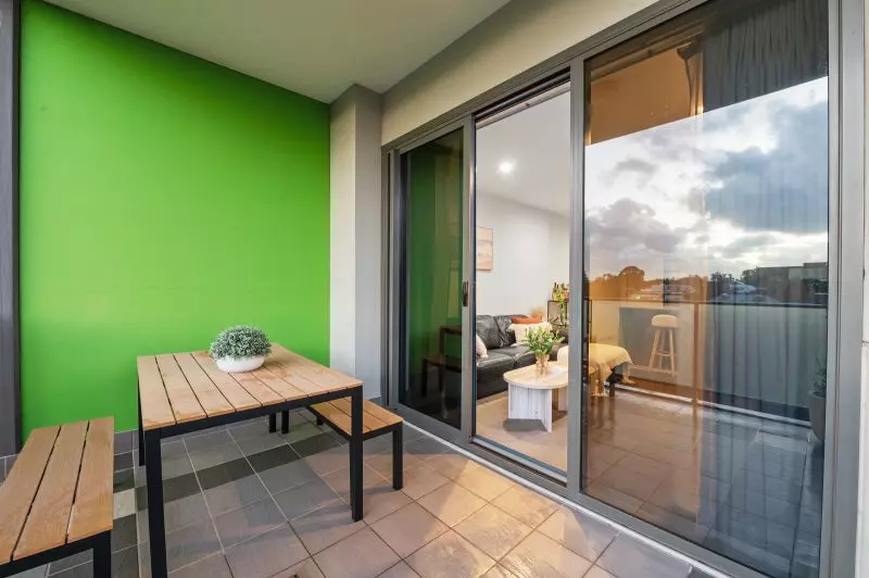 Top Floor Apartment With Spectacular Views!