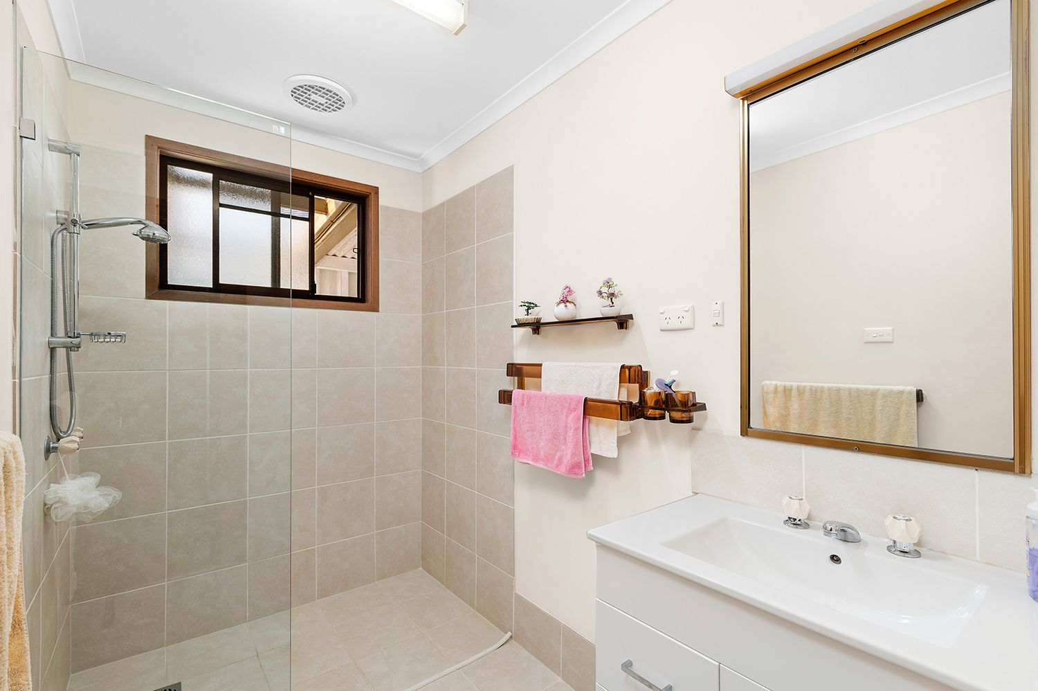 UNDER CONTRACT - Perfect Presentation - Huge Rooms, feel the space - Flex Floor Plan - Park 2 Cars