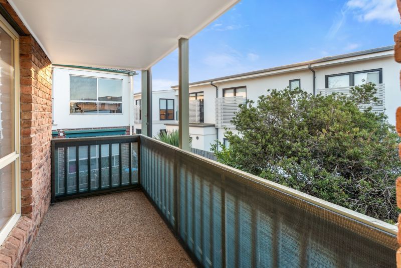 Spacious, light-filled 2br unit with bay windows & garden views
