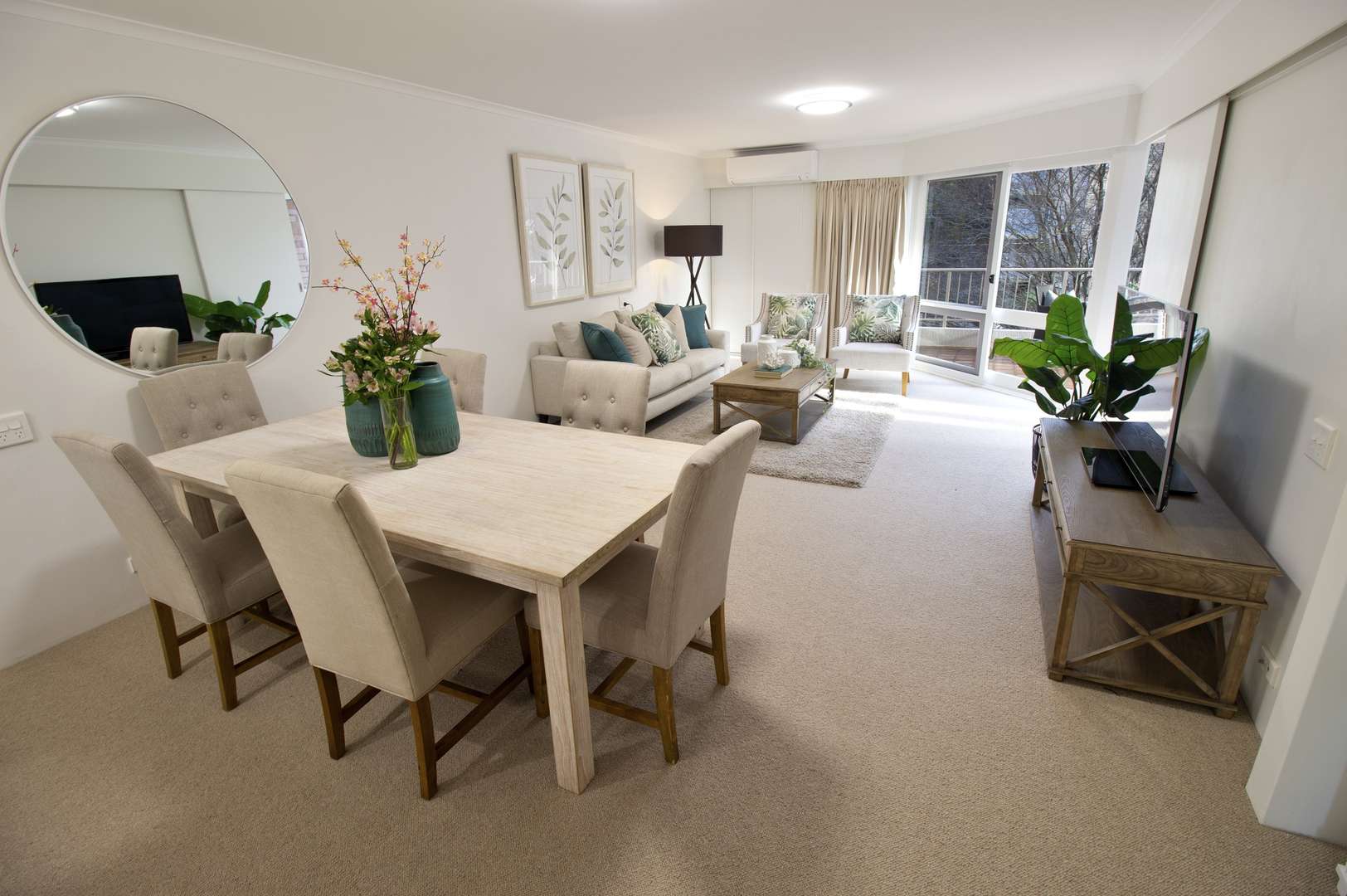 Modern Refurbished Two Bedroom Unit on the Ground Floor Surrounded by Gardens 