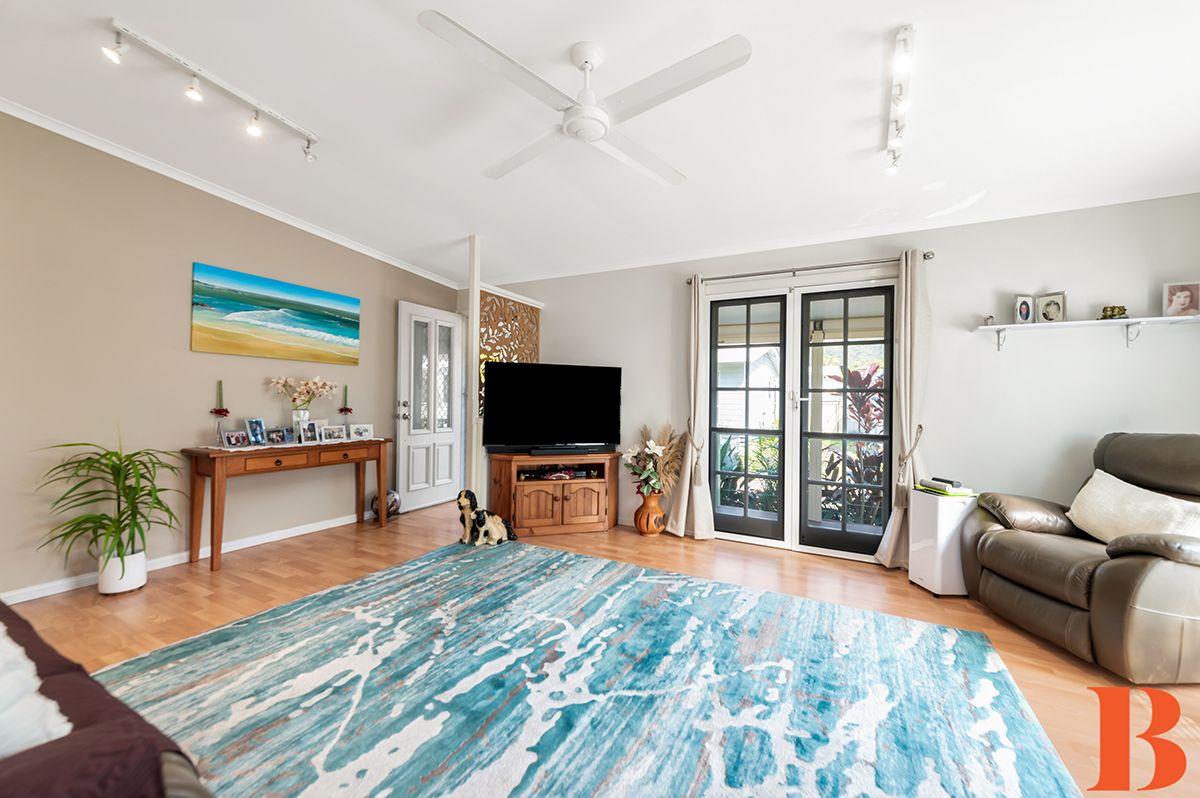 Best at Broadlands - Ultra Private Tranquil Garden - Superbly Spacious Residence - 3 Bedrooms Plus !