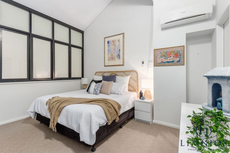 Warehouse Terrace Style Apartment With 3 Bedrooms Plus a Study!!