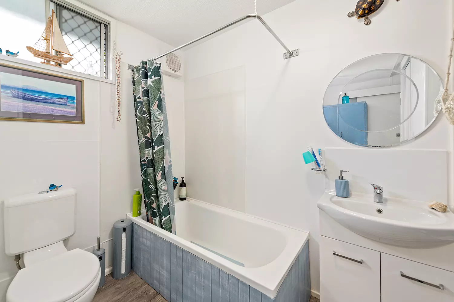 Fabulous Covered Outdoor Living Area - Hampton Style Decore - So Much Space 