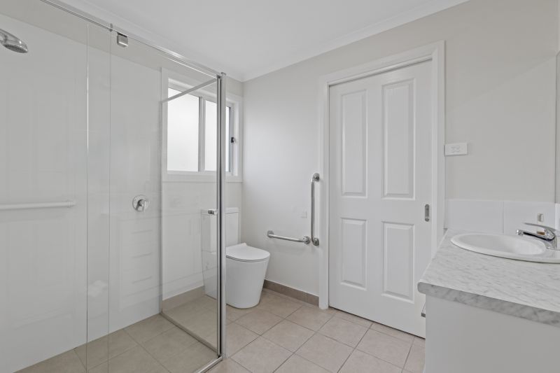 Spacious Modern Home with Entertainer's Deck