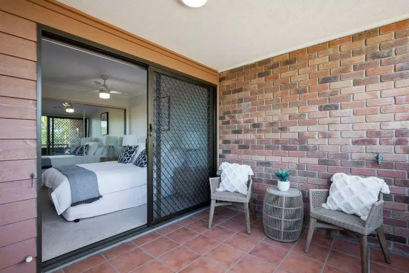 Modern one-bedroom plus study villa