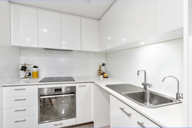 Resort Lifestyle On The City Fringe!