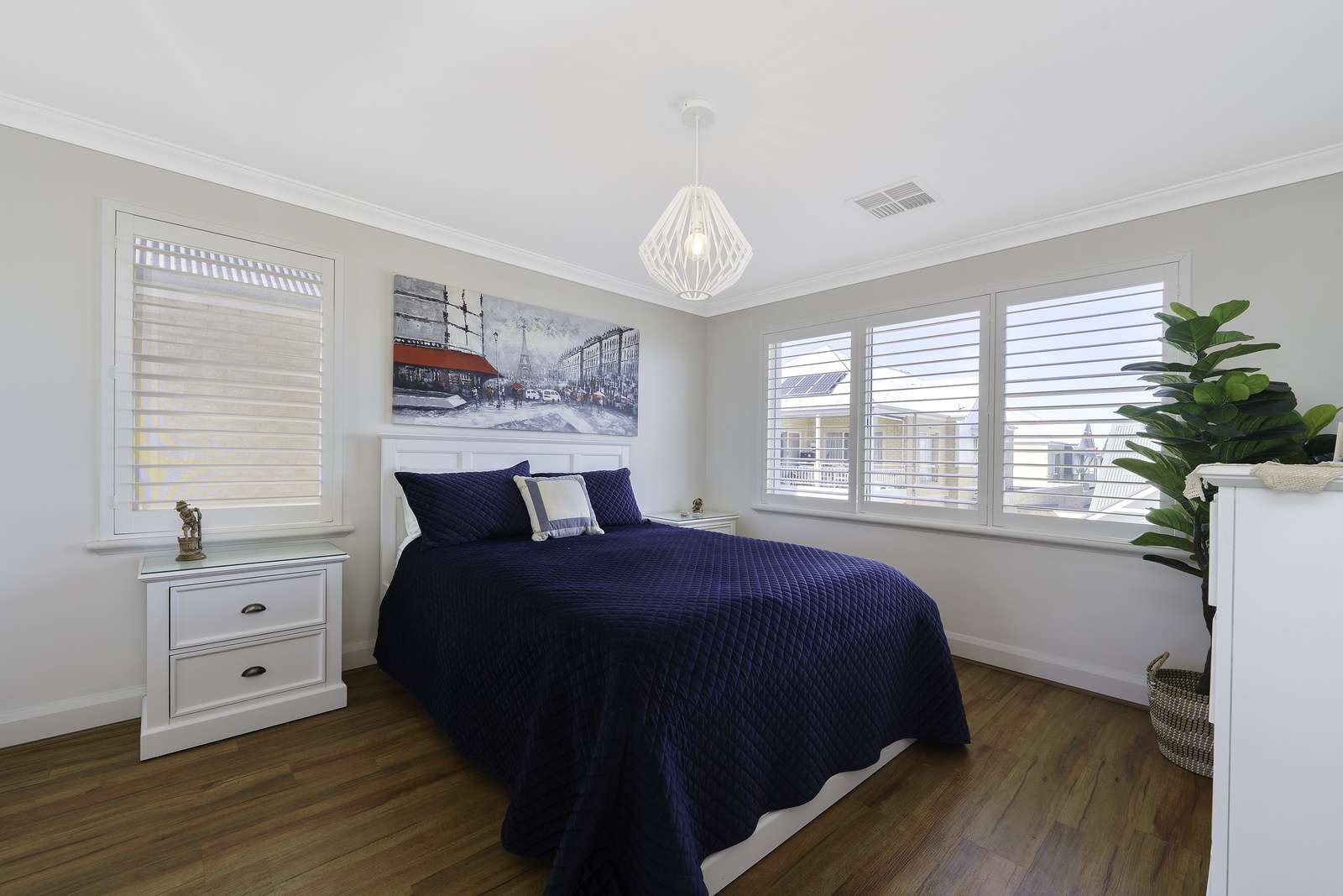 Bright, spacious townhouse with sea glimpses