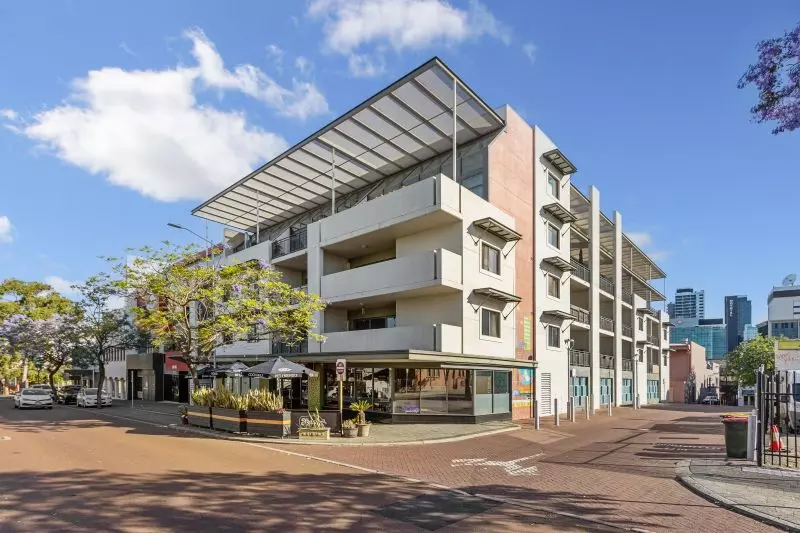 Light & Bright Living, Refurbished... See it to Believe it!!