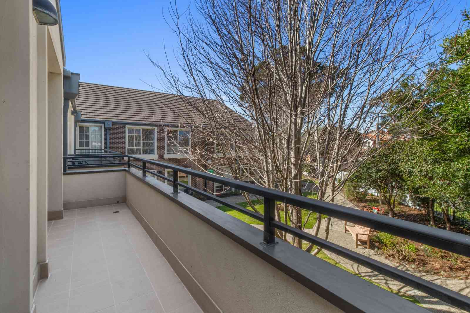 Double balcony apartment overlooking the garden