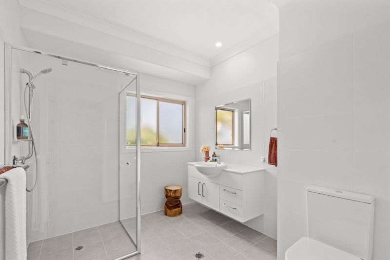 Spacious villa with double lock up garage