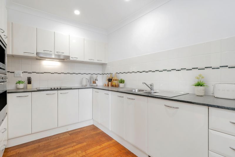 Private, sun-enriched entertainer's delight