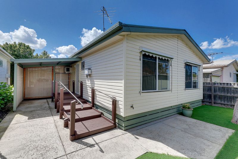 Pet friendly home in welcoming over 55s community