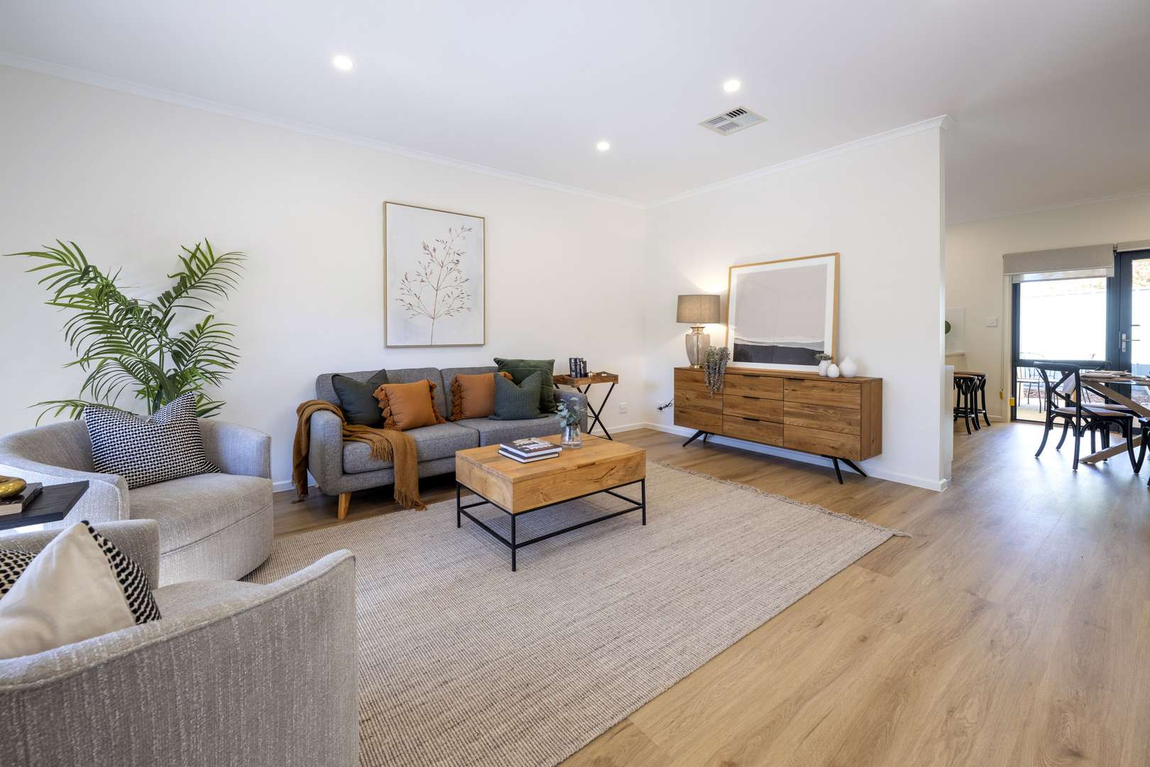 Eldercare Elmwood Grove: stunning three-bedroom villa with garage