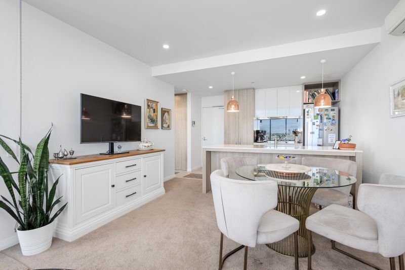 Stunning Views!! Lifestyle and Convenience!