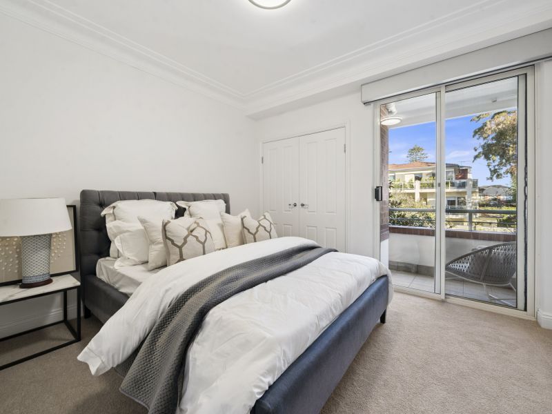 Elegant sun-enriched corner apartment