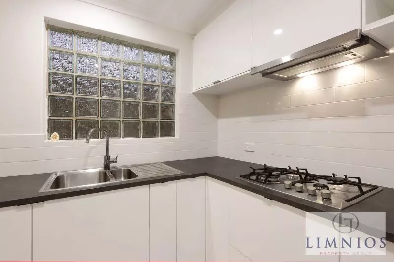 Street Front Home In Quiet Cul - De - Sac