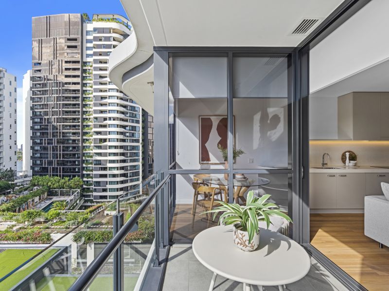 Seamless and light-filled one-bedroom apartment