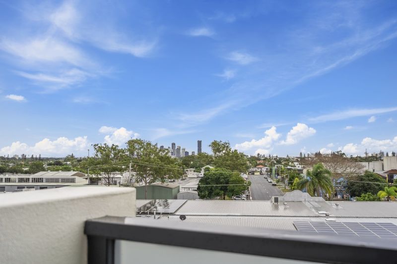 Top-floor, north-facing apartment with ocean and Broadbeach skyline views