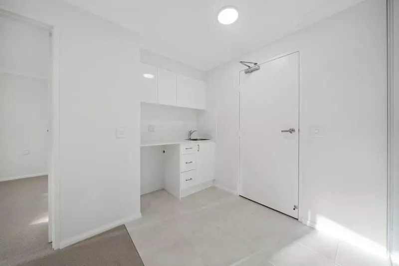 Luxury Serviced Apartment in Vibrant Lutanda Manor