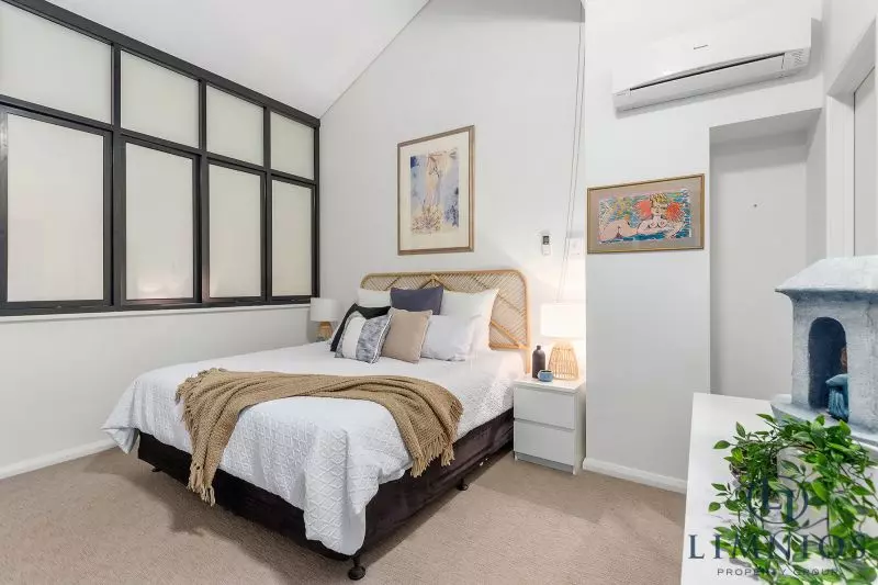 Warehouse Terrace Style Apartment With 3 Bedrooms Plus a Study!!