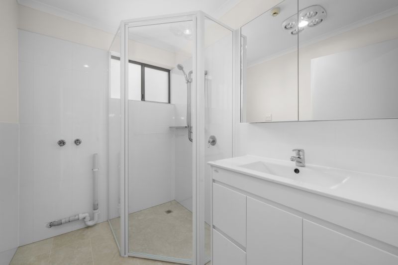 Two-bedroom apartment with water glimpses of Derwent river