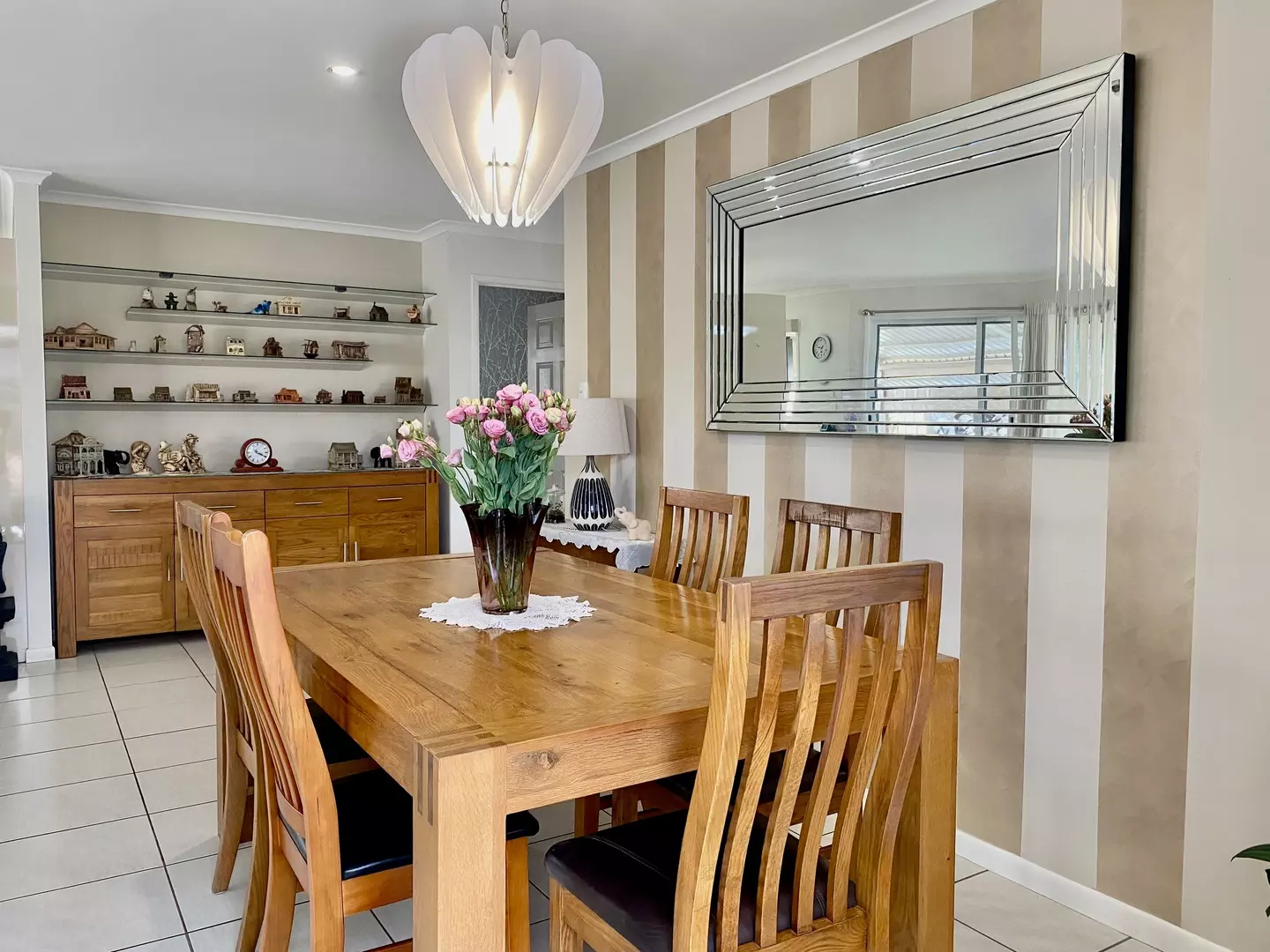 STYLISH SPACIOUS HOME – GREAT FOR THE ENTERTAINER