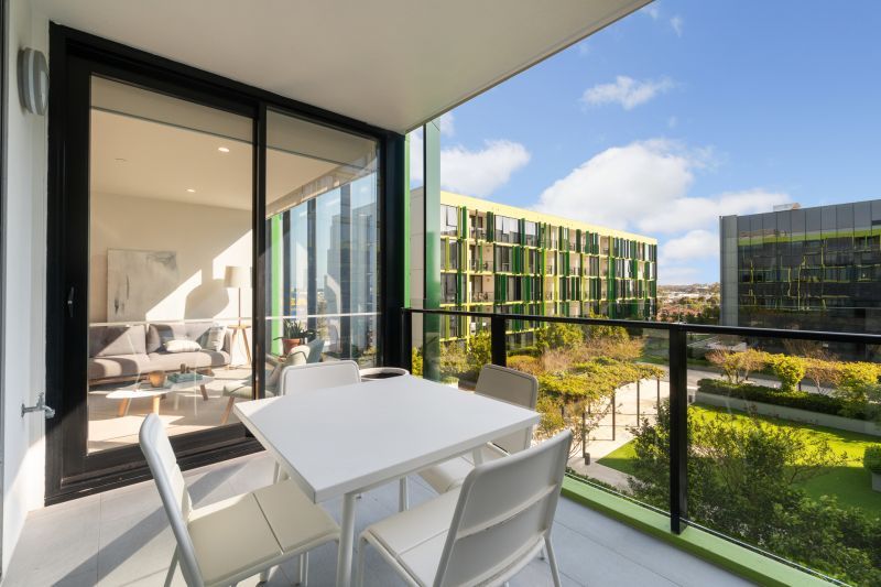 Bright Outlook and Contemporary Stylish Living!