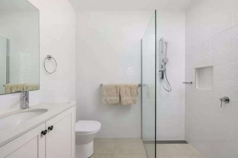 Elegant Three-Bedroom Retreat - Sunlit Alfresco Living