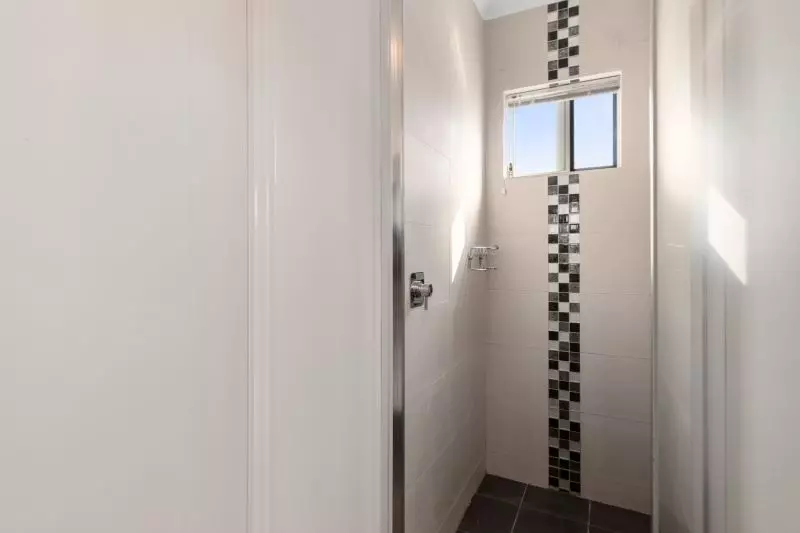 Ticking All Boxes: Location, Modern, Spacious & NO STRATA