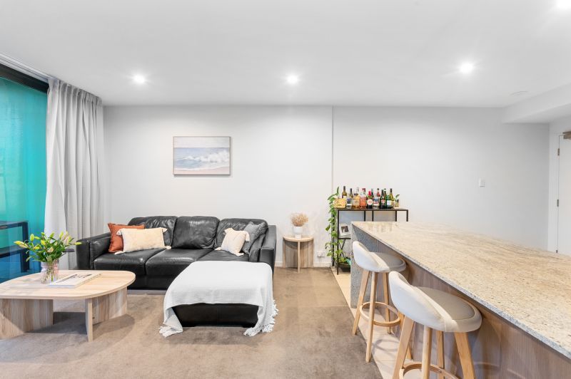 Top Floor Apartment With Spectacular Views!