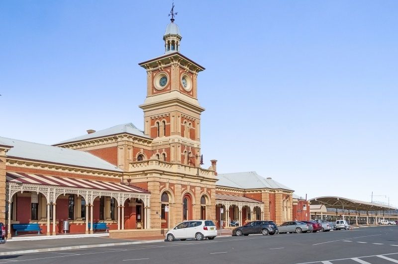 STUNNING STYLE WITH MODERN FEATURES