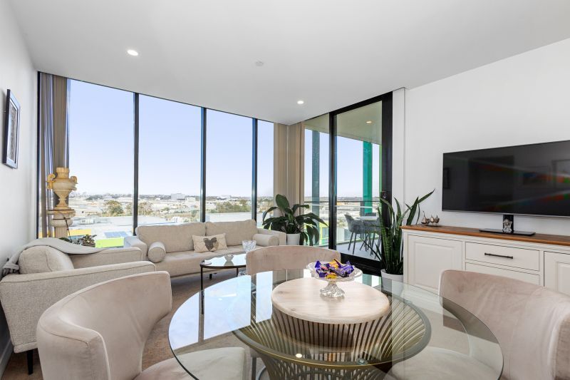 Stunning Views!! Lifestyle and Convenience!