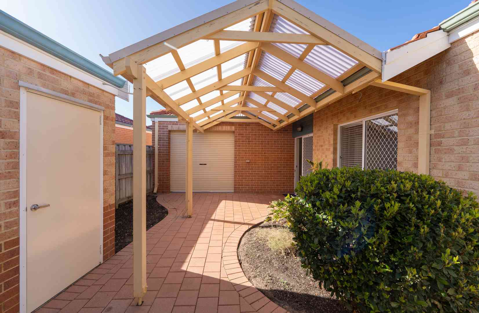Bright, Fresh & Airy 2 Bed + Study Villa in the Heart of the Popular Lady McCusker Village! Get in Quick to secure your new relaxed Lifestyle!