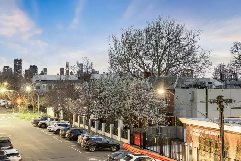 North-facing 2-bedroom apartment with views!