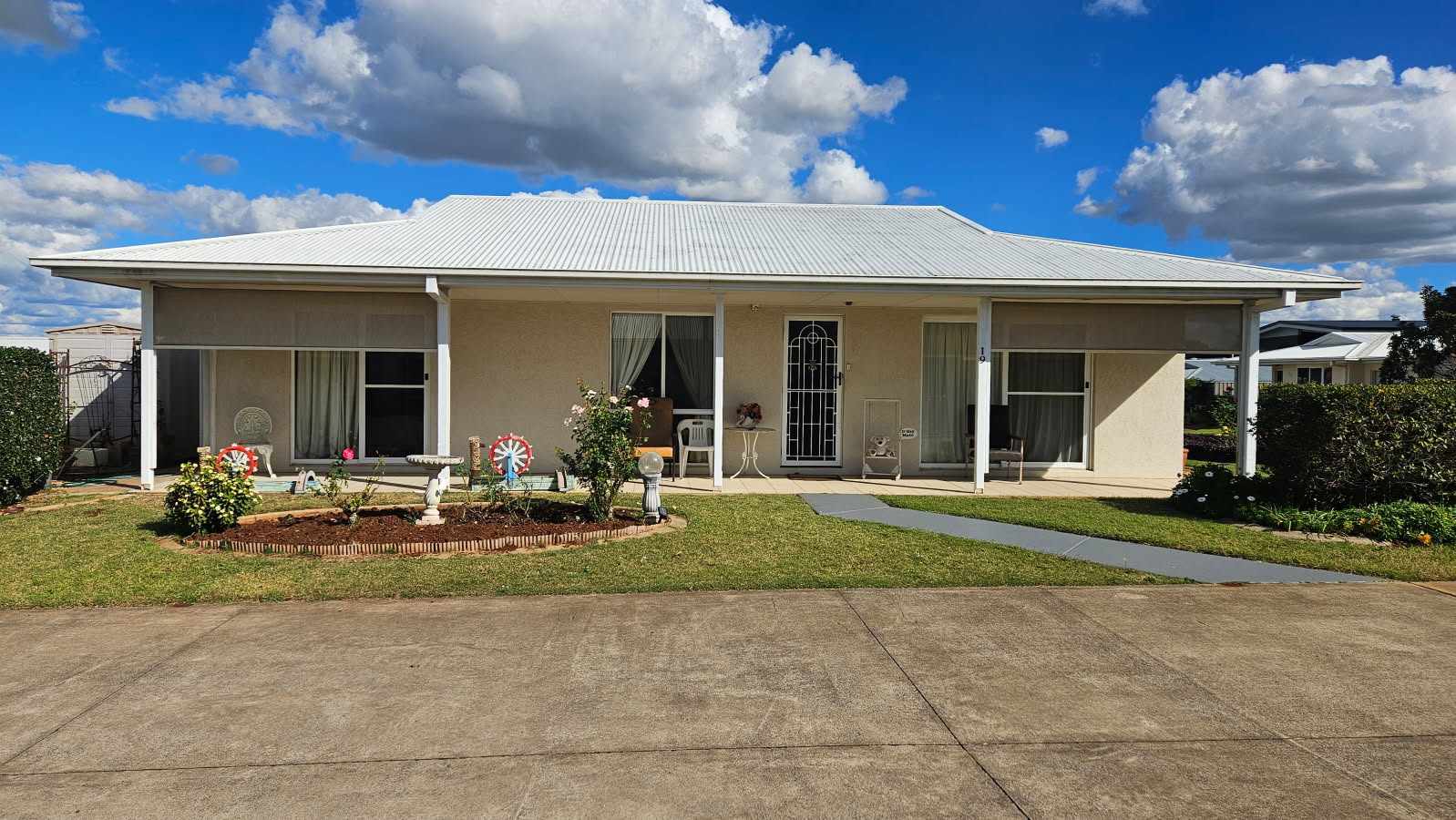 Inviting home with great location!