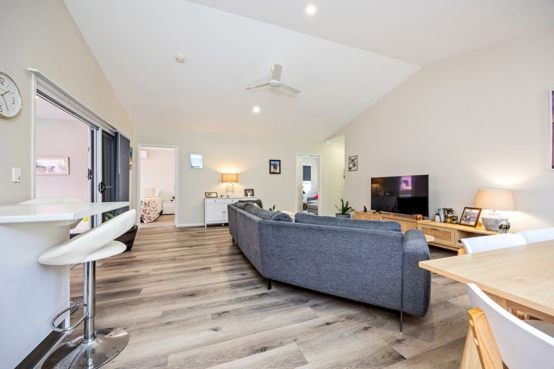 Attention Garden Lovers... Stylish Alfresco Living Awaits!