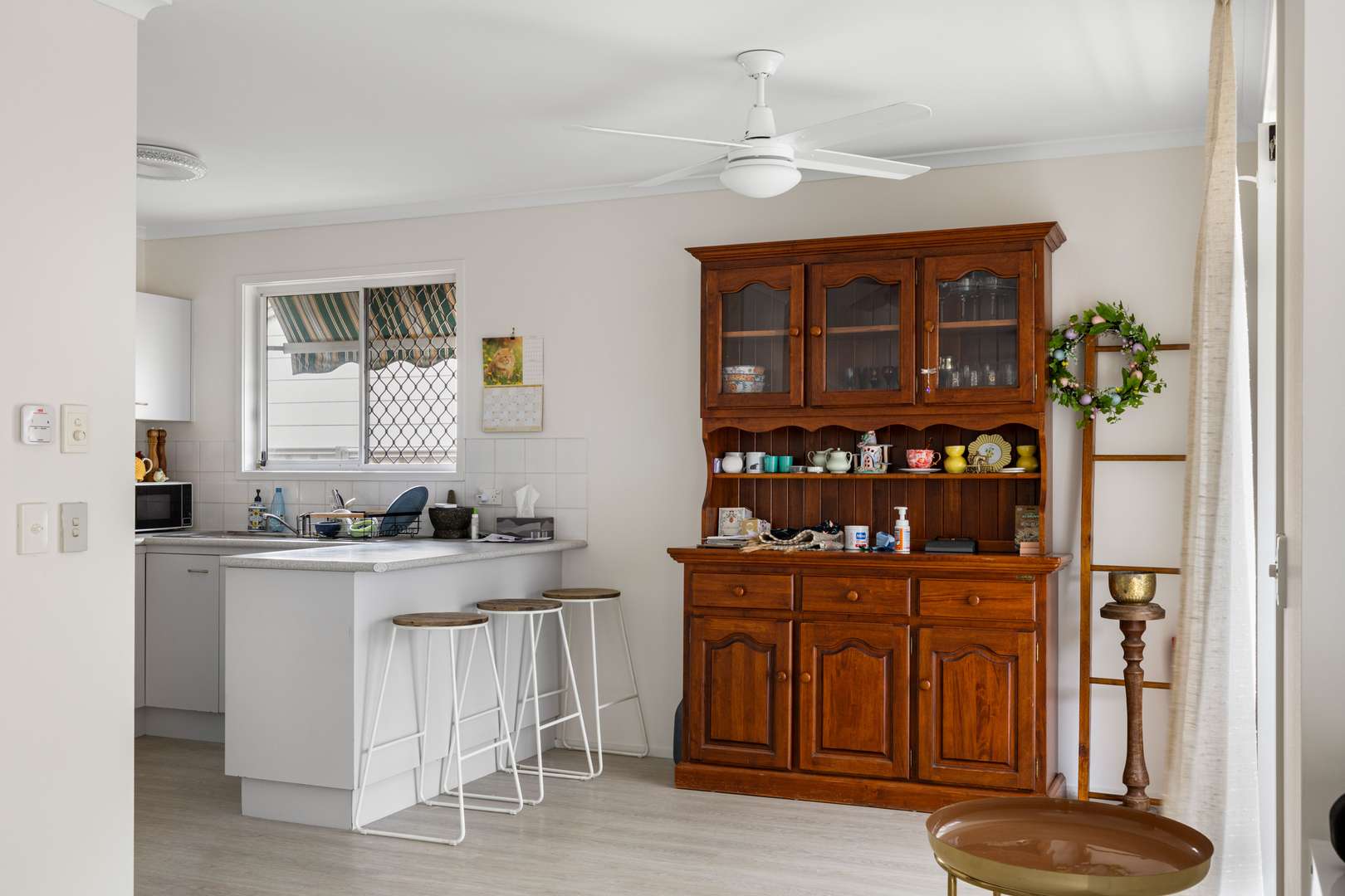 Sit on the balcony and watch the world go by and freshly painted too!!!