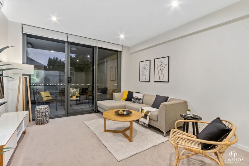 Resort Lifestyle On The City Fringe!