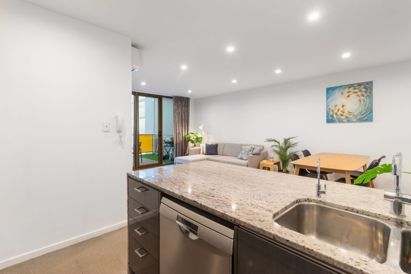 Top Floor Apartment With Views!