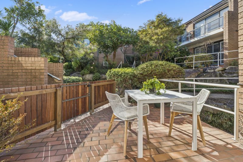 Refurbished large 2-bedroom unit with 4 outdoor spaces