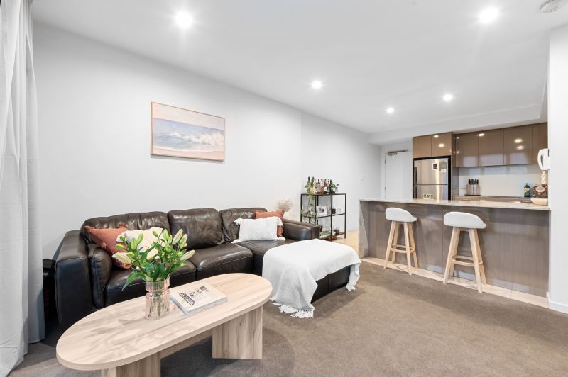 Top Floor Apartment With Spectacular Views!