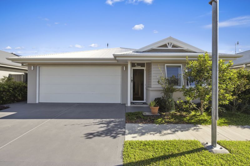 Classic Coastal Haven- 2 Bedroom + Study