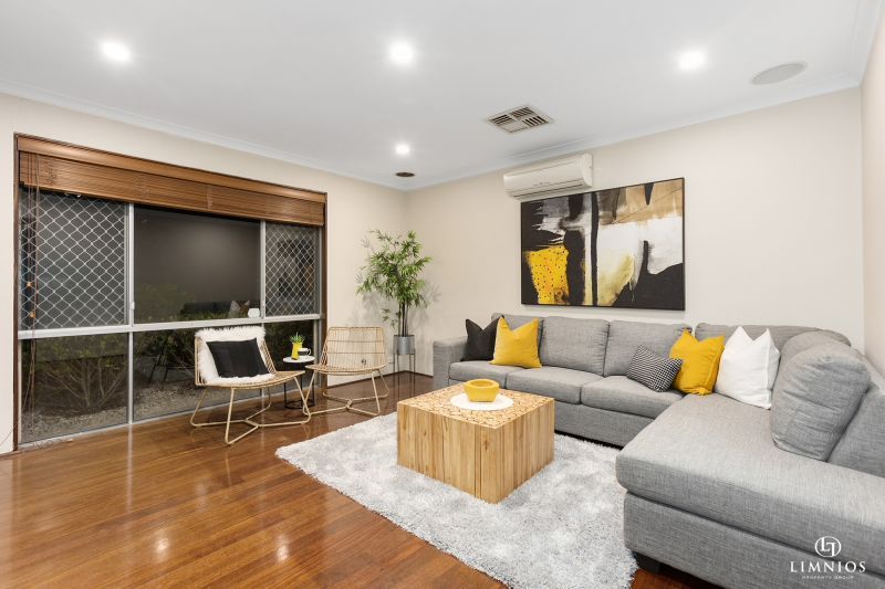 Spacious end villa with massive yard!