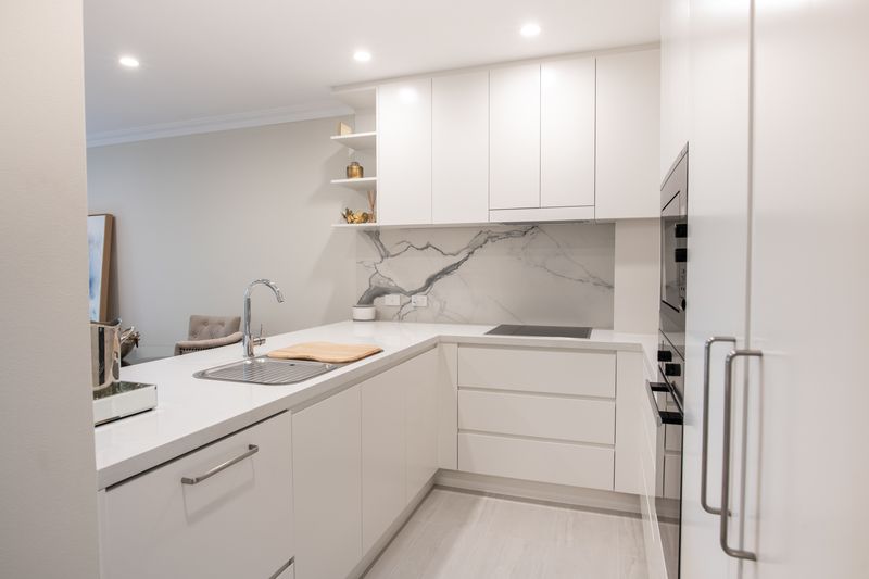 Sunlit Apartment with Harbour Views in Prime City Location