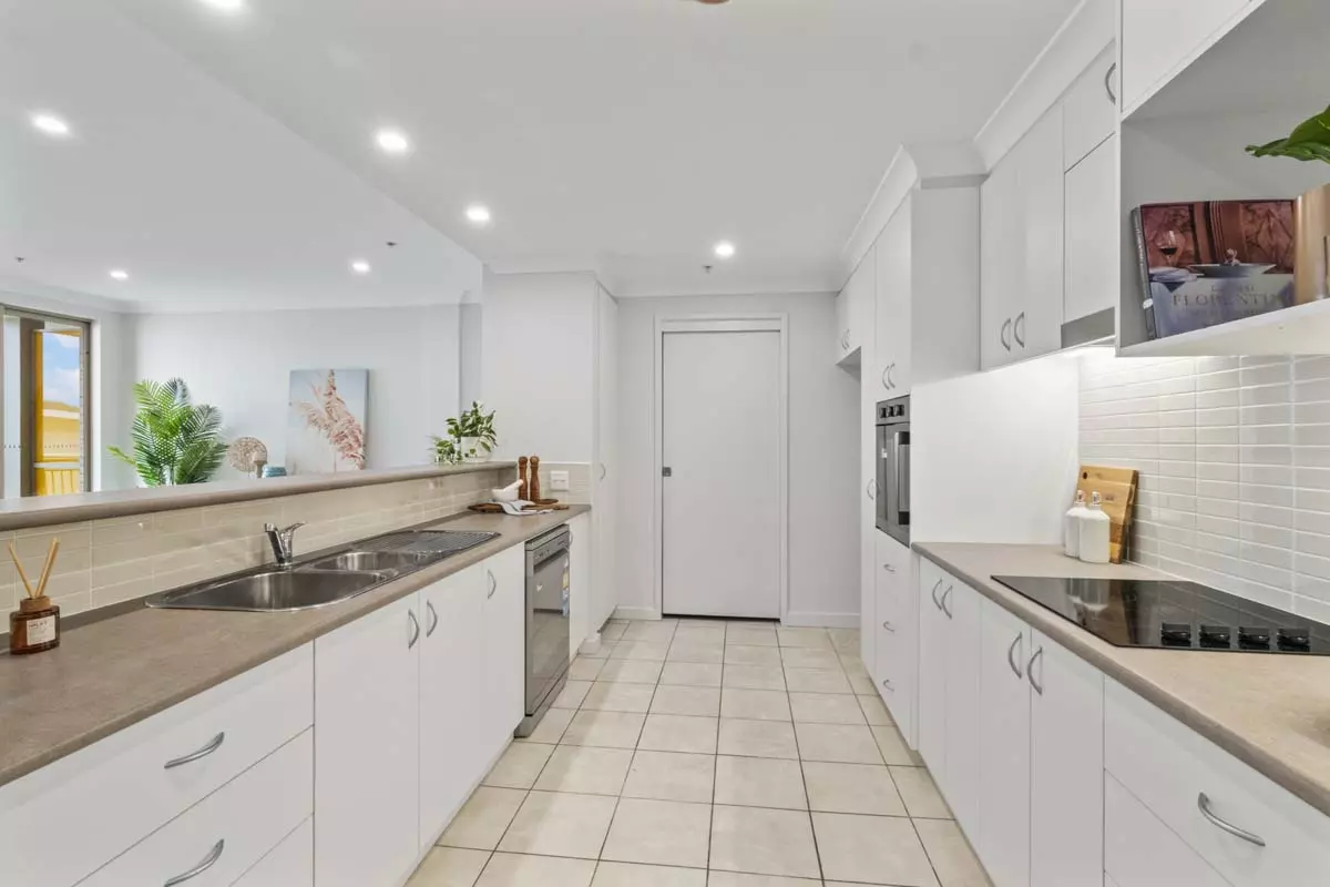 Spacious sunlit 2 Bedroom Unit With 2 Balconies