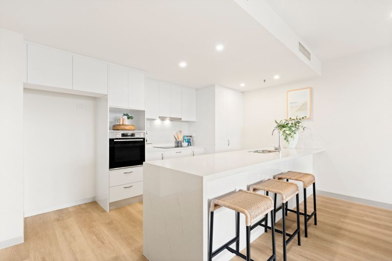 North-facing 2-bedroom apartment with views!