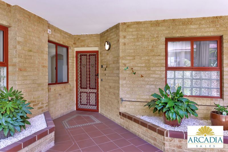 ARCADIA WATERS BICTON - 3 Bedroom Parquetry Floor Stunner