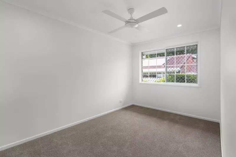 Affordable, Refurbished Villa With Bright Sunroom 