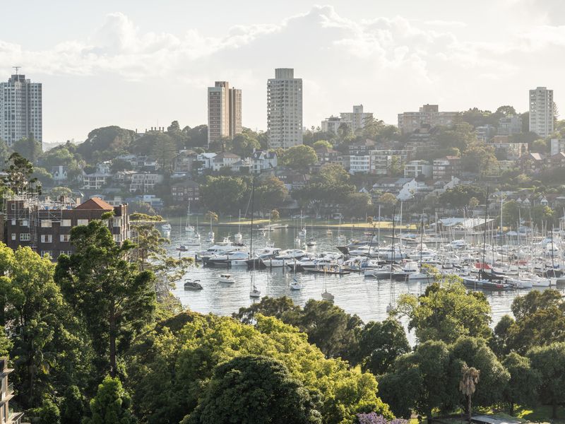 Sunlit Apartment with Harbour Views in Prime City Location